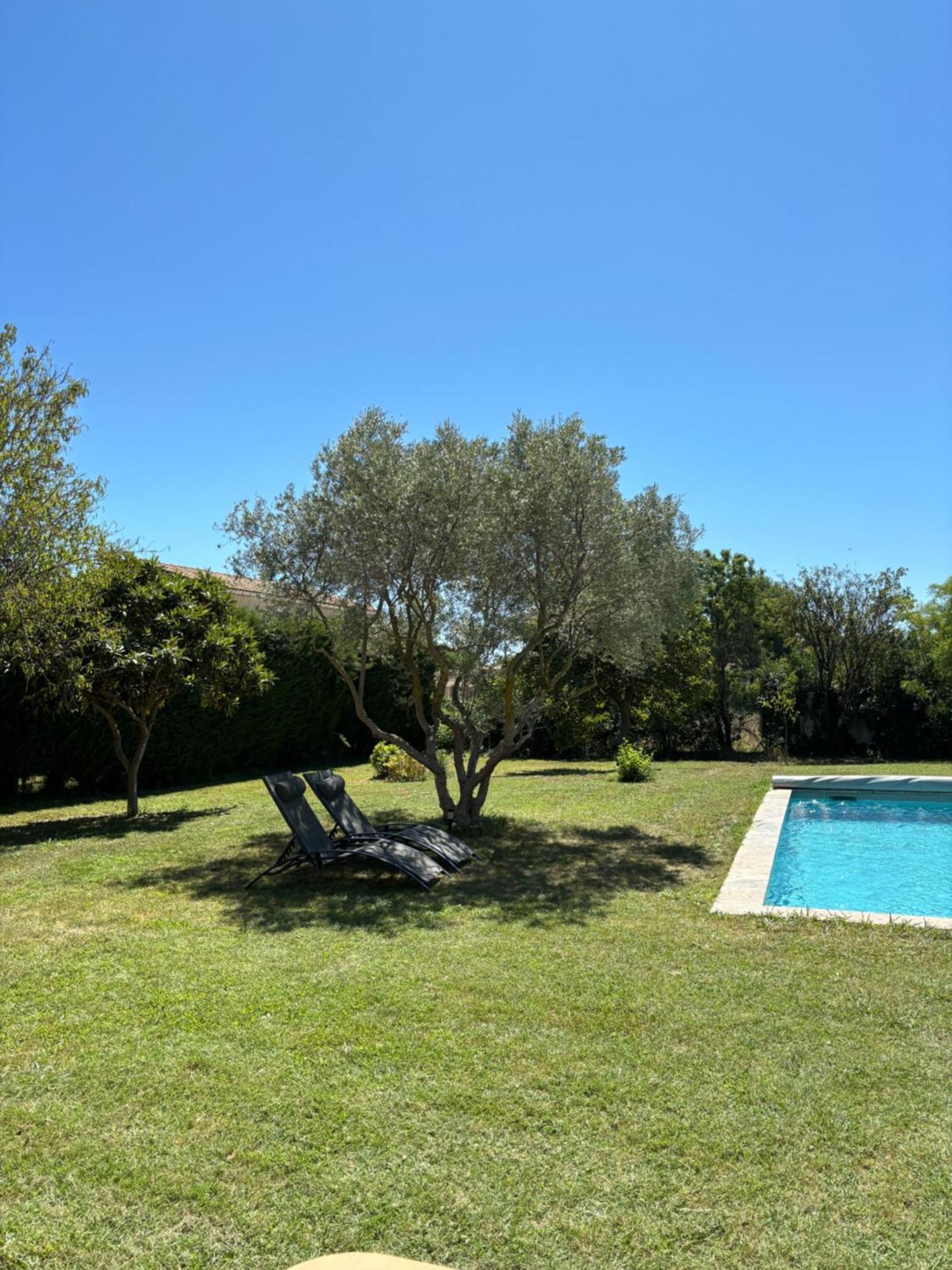 Studio En Provence Avec Piscine La Barben Eksteriør bilde